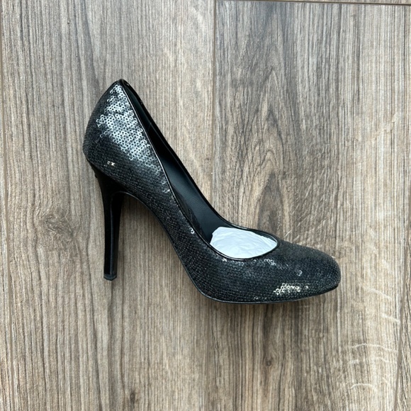 Chanel Black Sequin Sparkle CC Pumps | 38 - Picture 9 of 16